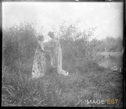 Deux femmes au bord d'une rivière (Vosges ?)